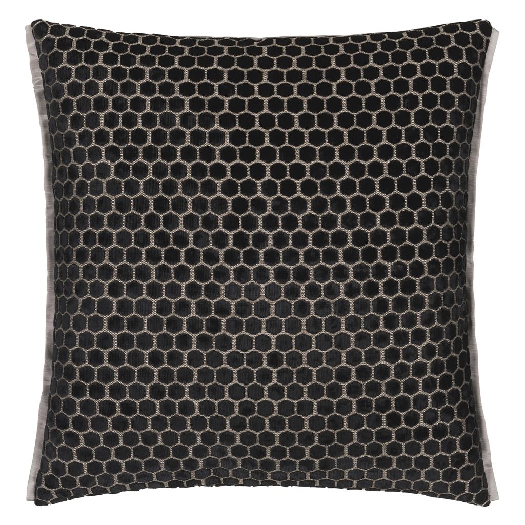 Jabot Noir Cushion