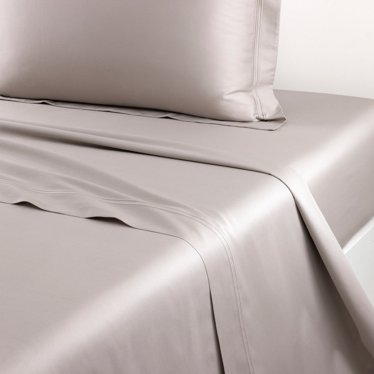 Triomphe Loutre Flat Sheet by Yves Delorme