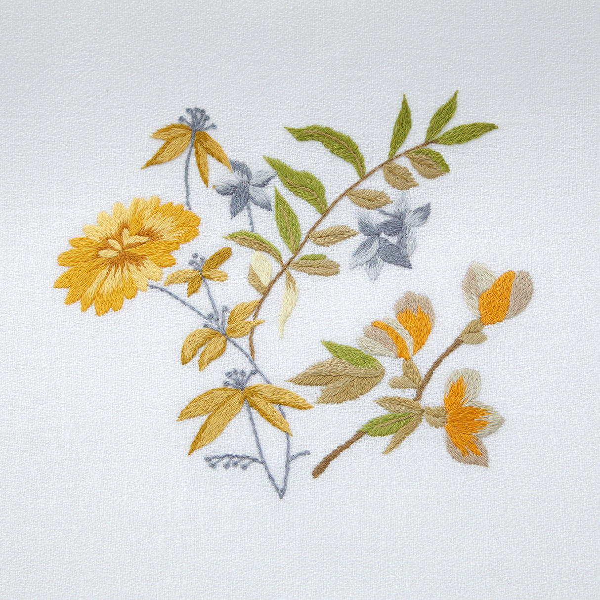 Fleurs Dahlia Guest Towel by Yves Delorme Couture