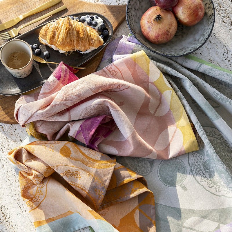 Lifestyle table - Brunch gourmand pink tea towel by le jacquard français