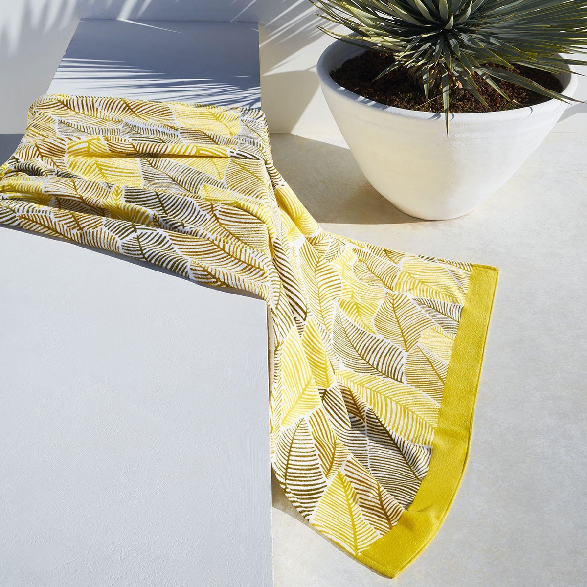 The Best Luxury Beach & Pool Towels 2021 - FIG LINENS AND HOME