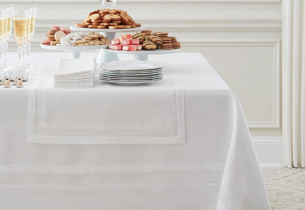 Table Linen, Napkins, Table Cloth and Settings for Beautiful Dining ...