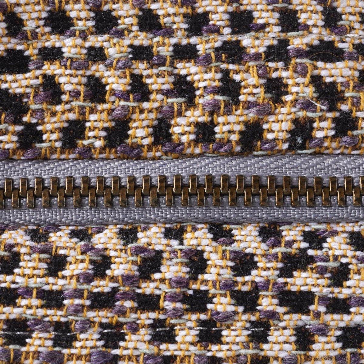 Small Pouch Zipper Closure Detail 1 - Lulu Iris Tote by Yves Delorme - Iosis Cosmetic Bag