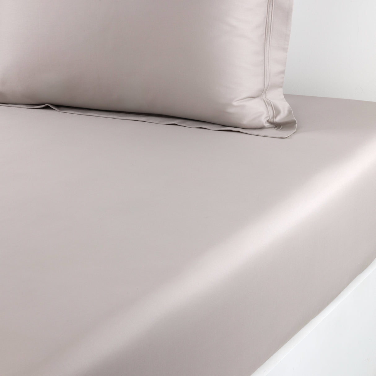 Triomphe Loutre Fitted Sheet by Yves Delorme