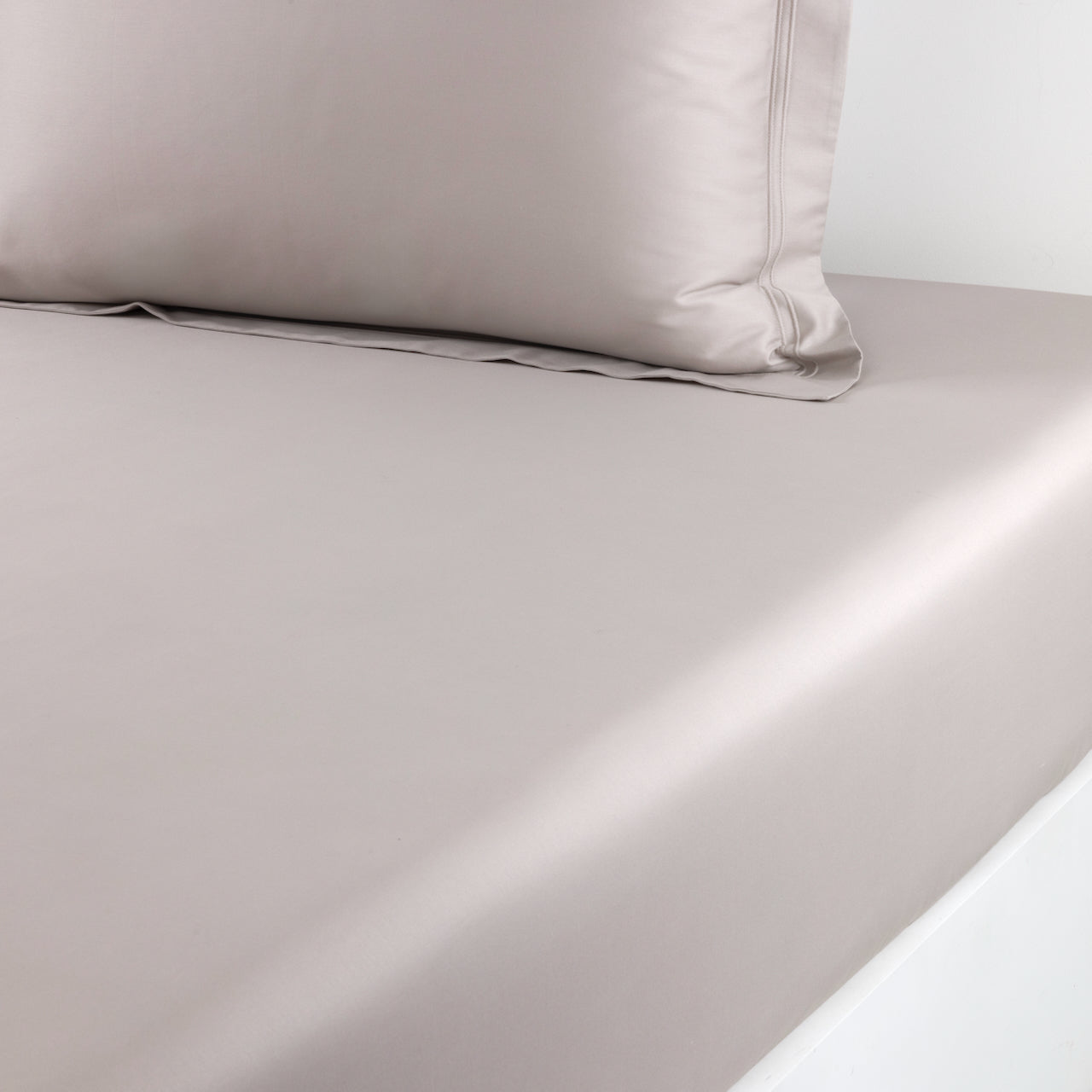Triomphe Loutre Fitted Sheet by Yves Delorme