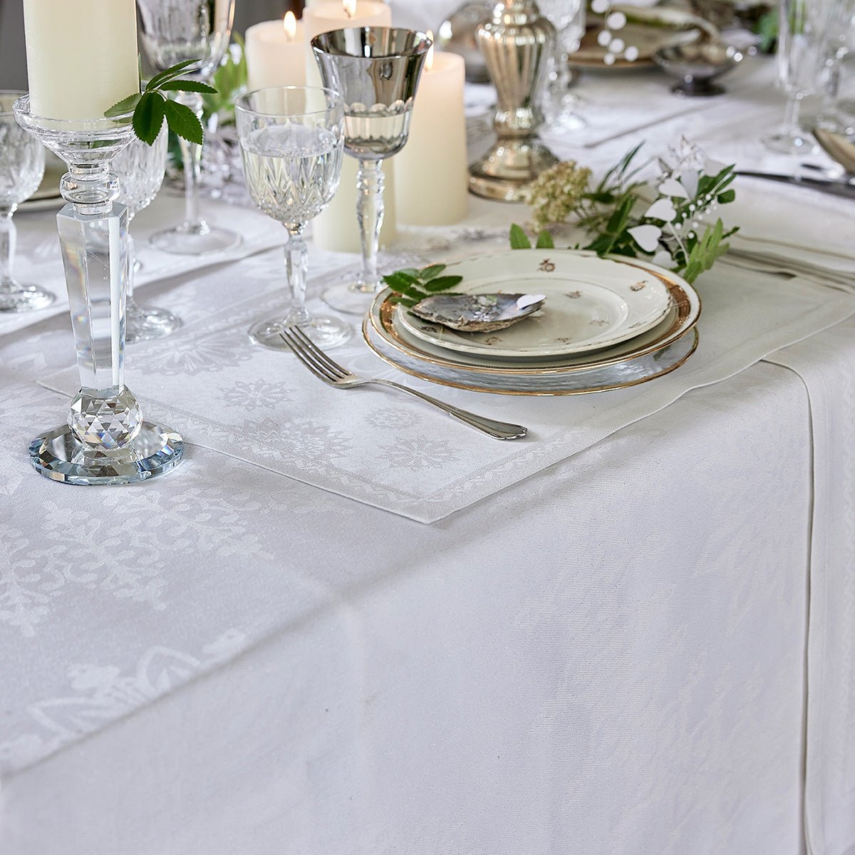 lumière d'étoiles diamant white tablecloth | Le Jacquard Francais holiday table shown with plates