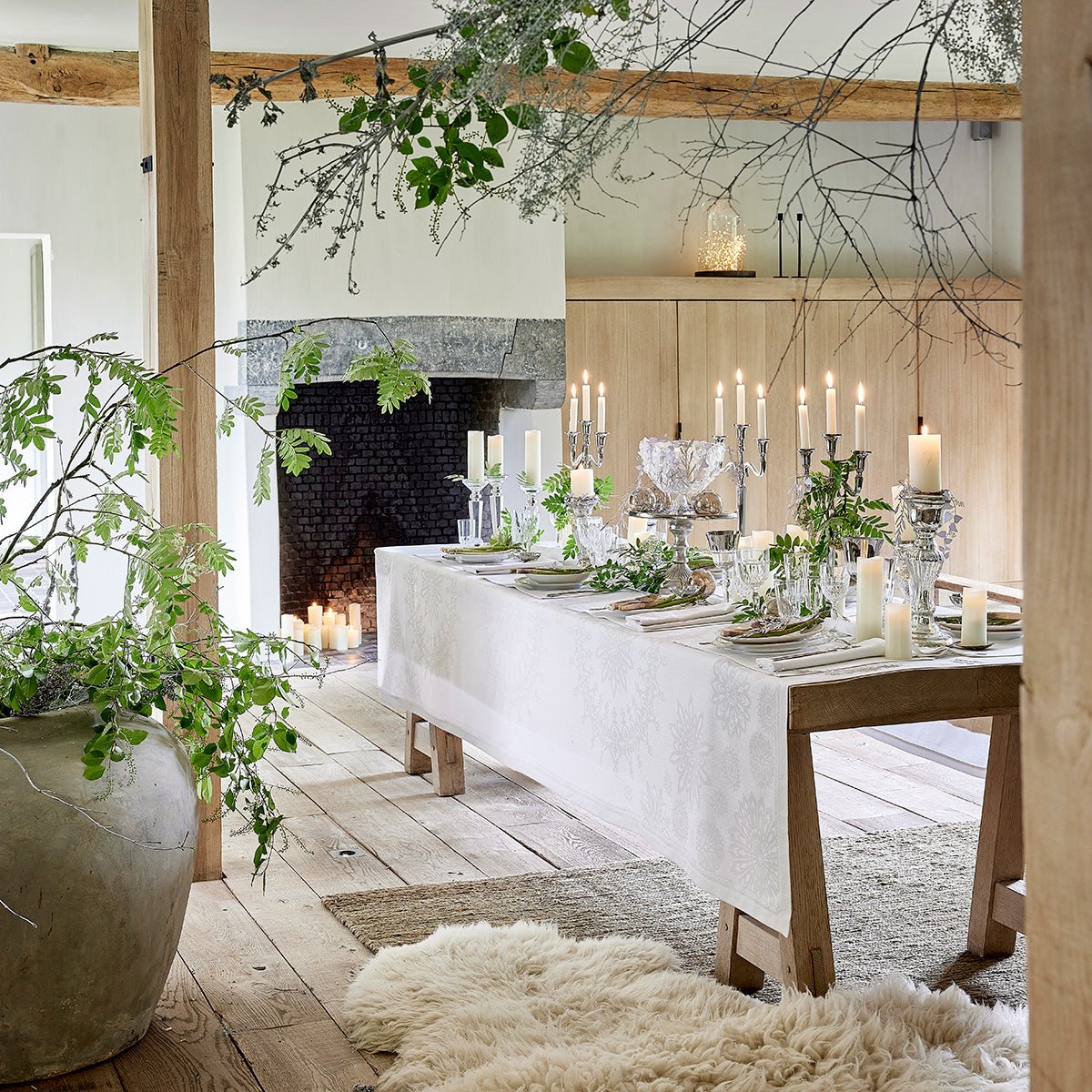 lumière d'étoiles diamant white tablecloth | Le Jacquard Francais holiday table and family pets