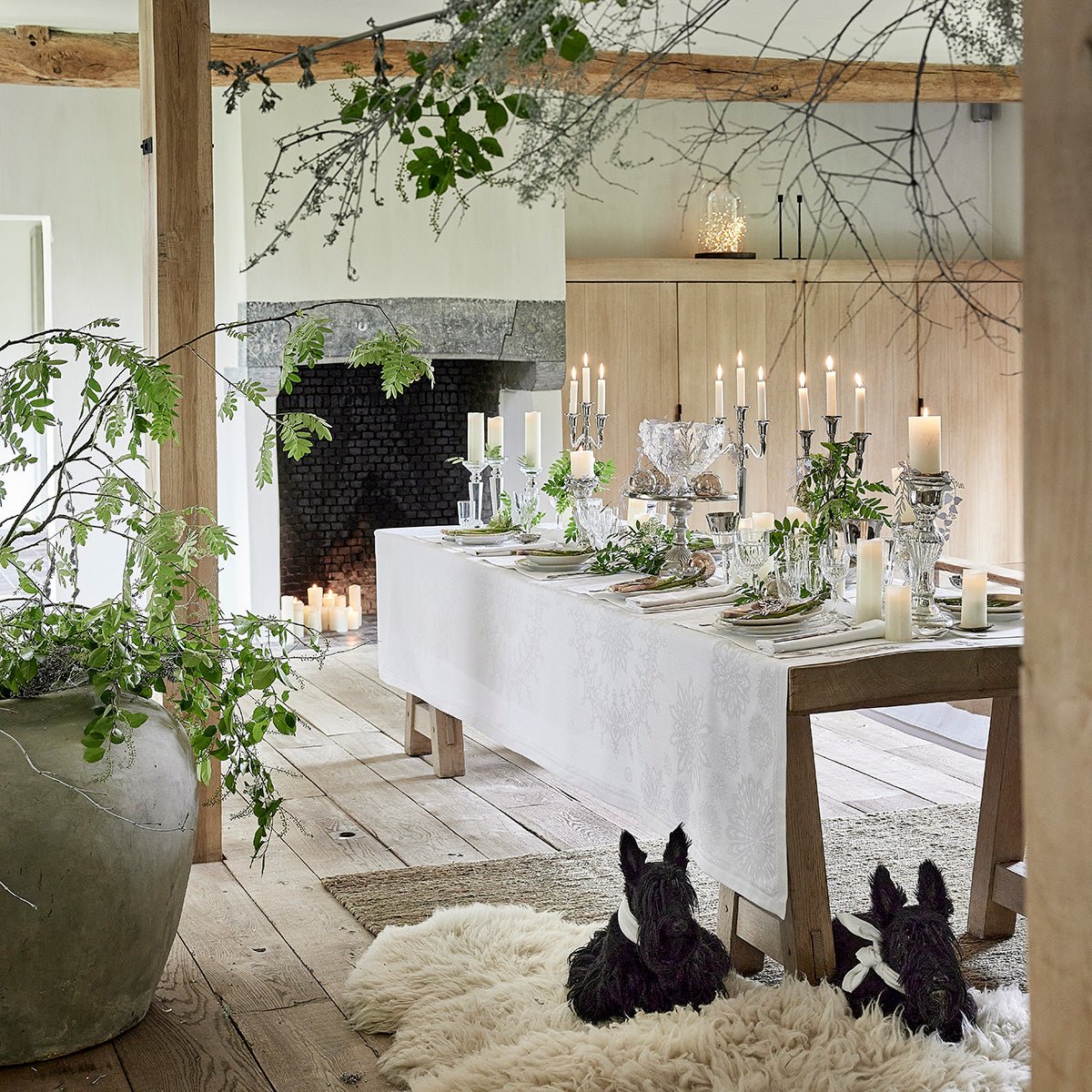 lumière d&#39;étoiles diamant white tablecloth | Le Jacquard Francais holiday table and family pets