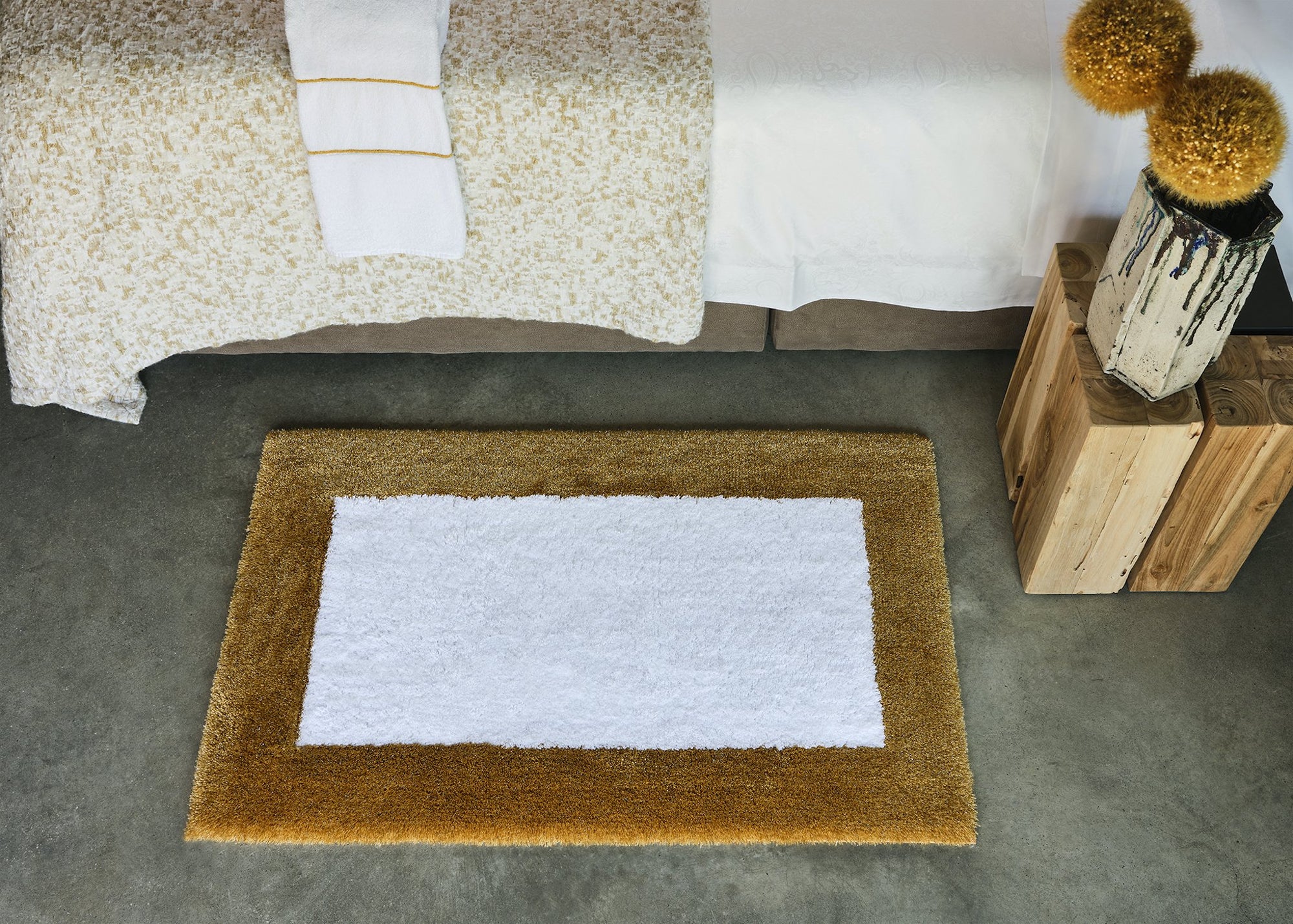 Fig Linens - Shiny White & Gold Bath Rug by Abyss & Habidecor - Lifestyle