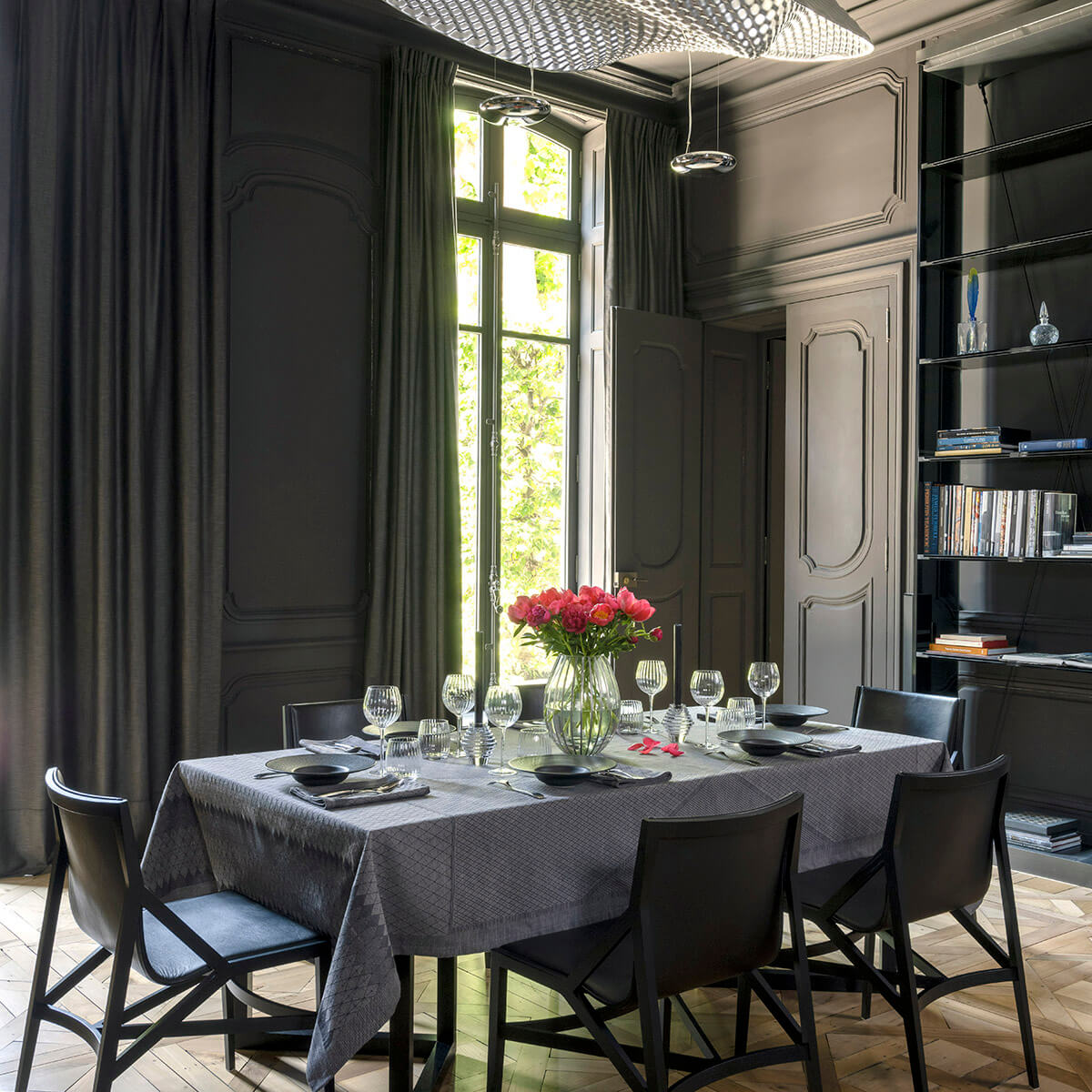 Le jacquard Francais Table Linens - Tablecloth, Napkin, Placemat in Club Meandres Pattern
